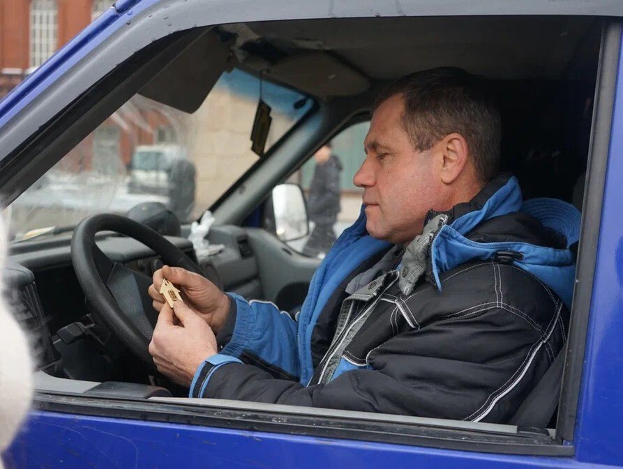 Саратовским водителям вручили деревянные амулеты от лихачества на дорогах